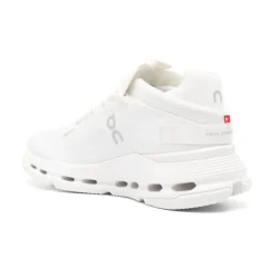 Białe płaskie buty z bocznym logo