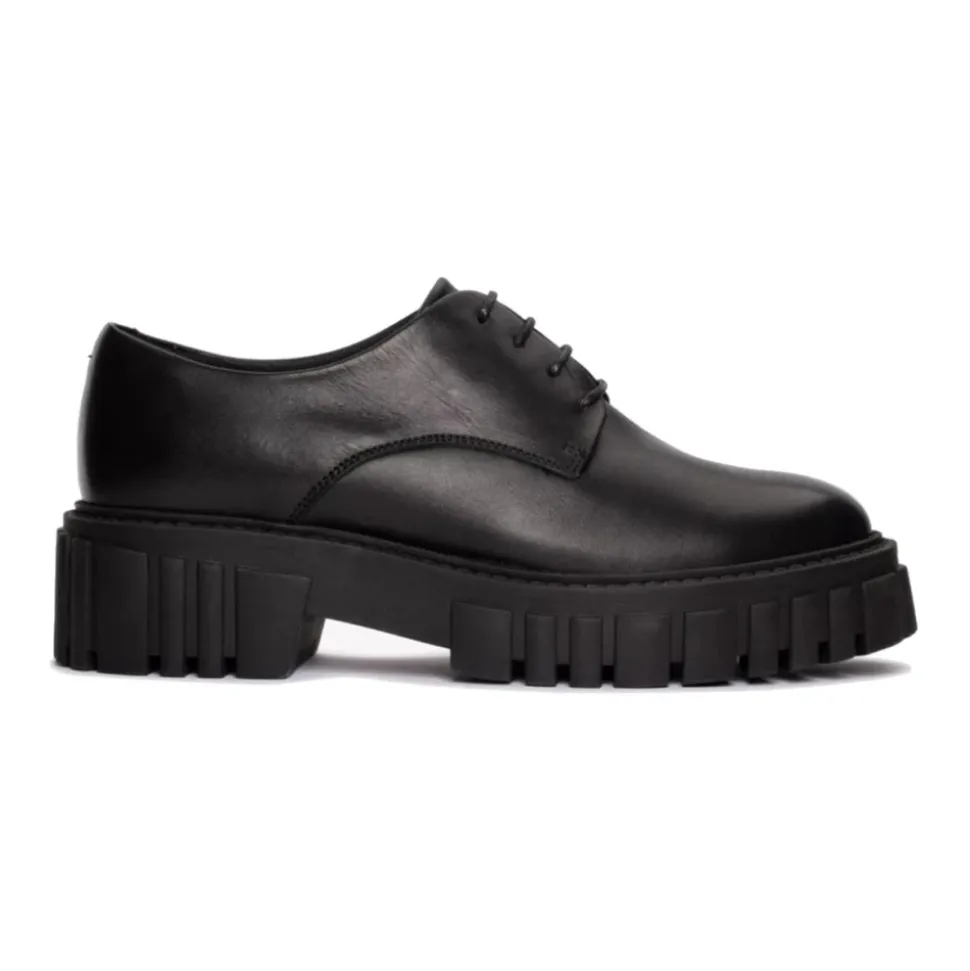Czarne skórzane buty sznurowane