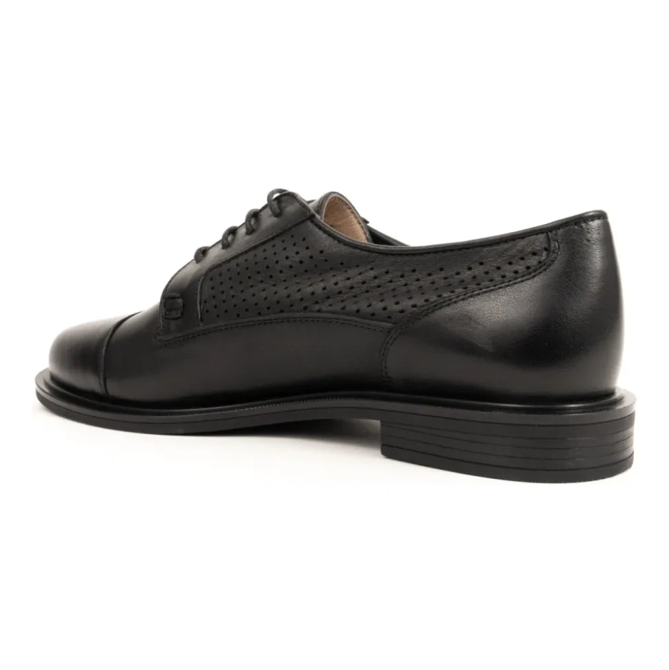 Czarne sznurowane buty