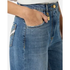 Jeansy o prostych nogawkach