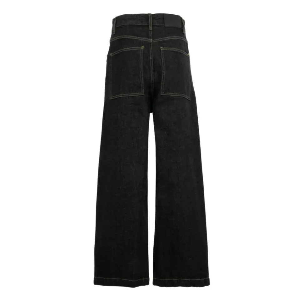 Jeansy z zakrzywioną nogawką