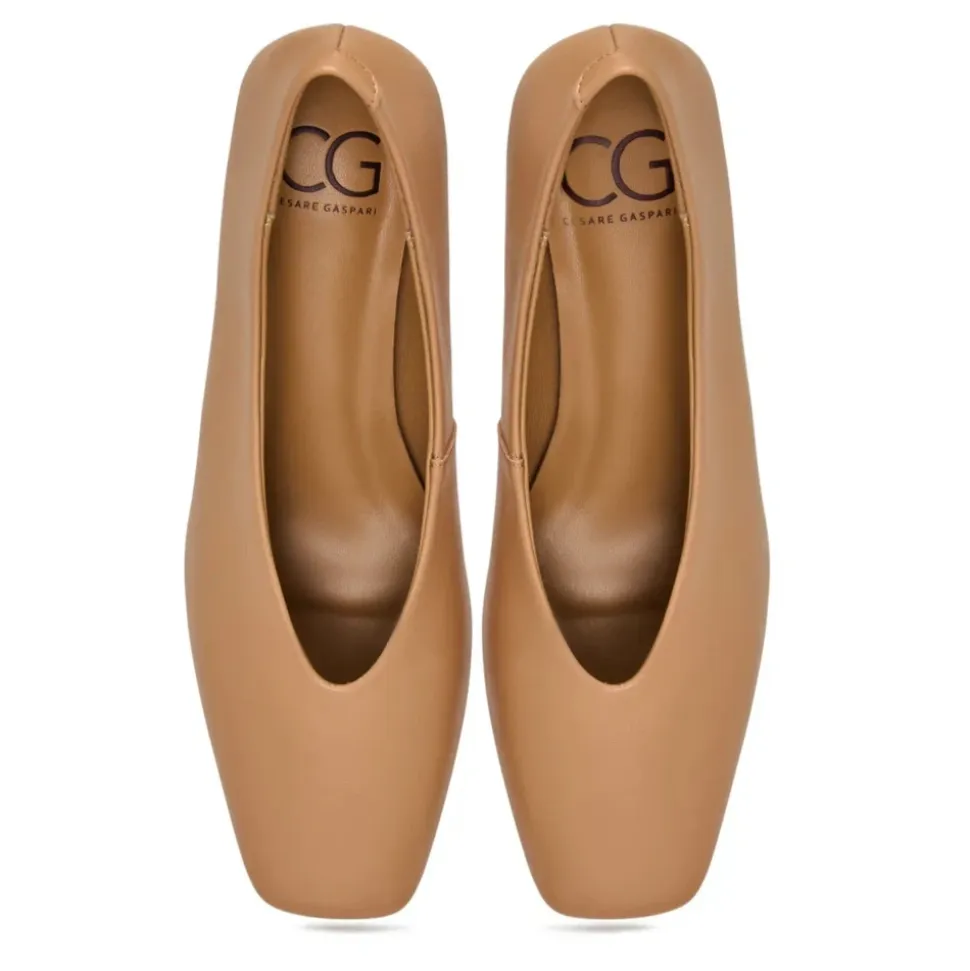 Minimalist Kitten Heels - Beige
