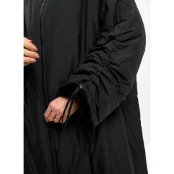 Puchowy płaszcz z kapturem oversize i mankietami ze sztucznego futra