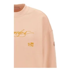 Różowy sweter z haftowanym logo