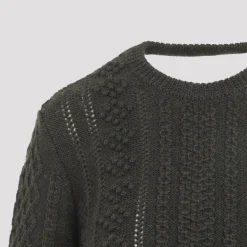 Sweter krótki z warkoczowym splotem