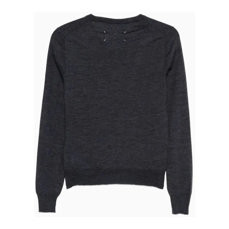 Sweter z dekoltem w serek